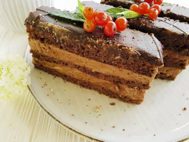 çikolata kek, kırmızı frenk üzümü, nane, Beyaz ahşap üzerinde çiçek plakası