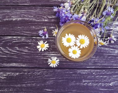 papatya çayı, ahşap bir arka planda Mısır çiçeği, Retro