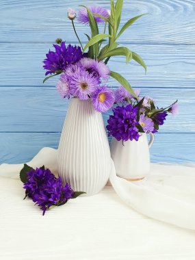 çiçek çan ile vazo, ahşap bir arka planda mor krizantem