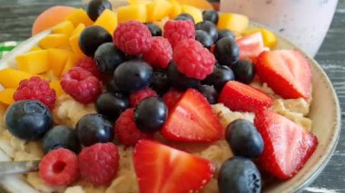 Yulaf ezmesi yaban mersini çilekli yoğurt düşen ağır çekim