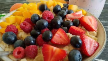 Yulaf ezmesi yaban mersini çilekli yoğurt düşen ağır çekim