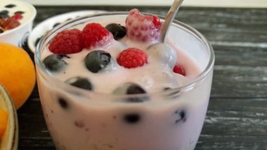 Yulaf ezmesi yoğurt yaban mersini çilek ağır çekim