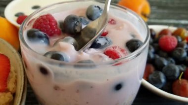 Yulaf ezmesi yoğurt yaban mersini çilek ağır çekim