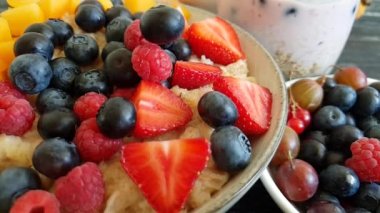 Yulaf ezmesi yaban mersini çilekli yoğurt düşen ağır çekim