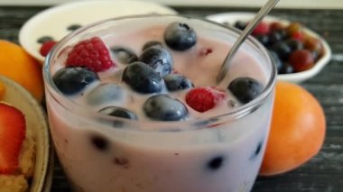 Yulaf ezmesi yoğurt yaban mersini çilek ağır çekim