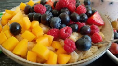 Yulaf ezmesi yaban mersini çilekli yoğurt düşen ağır çekim