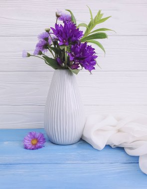 Bell, krizantem vazo ahşap arka plan üzerinde