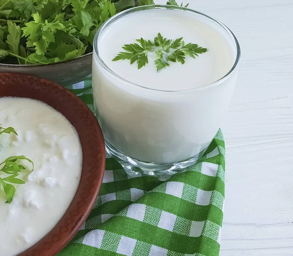 Requesón Yogur Perejil Verde Sobre Fondo Madera Blanca —  Fotos de Stock