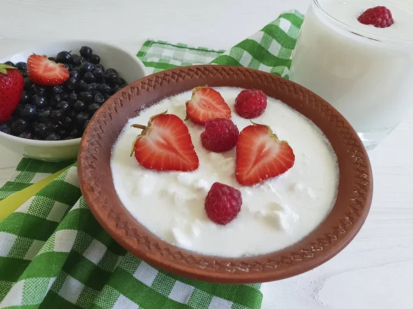 Quark Joghurt Erdbeere Blaubeeren Auf Weißem Holzgrund — Stockfoto