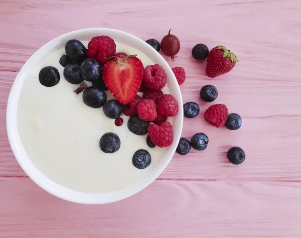 Joghurt Erdbeere Himbeere Blaubeeren Auf Rosa Holzgrund — Stockfoto