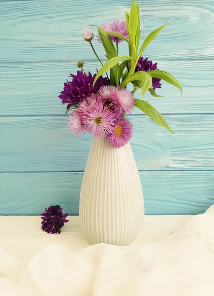 bir ahşap çiçek vazo krizantem çan 