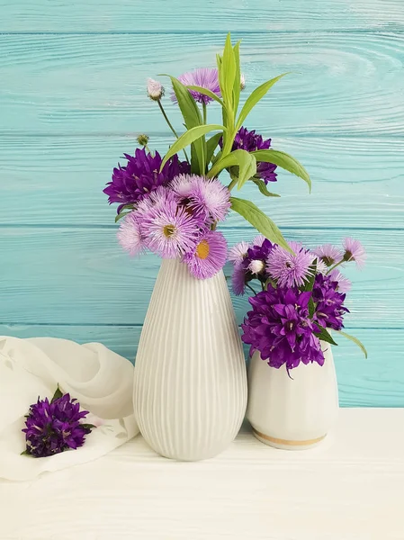 bir ahşap çiçek vazo krizantem çan 