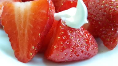 ekşi krema, yoğurt ekşi krema çilek taze yavaş hareket atış