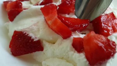 süzme peynir çilek, kaşık, ağır çekim çekim