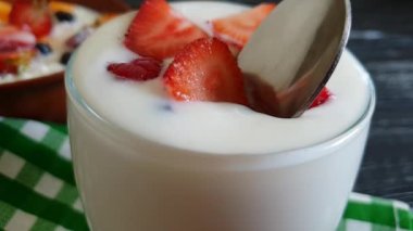 yoğurt ahududu çilek blueberry kaşık yavaş