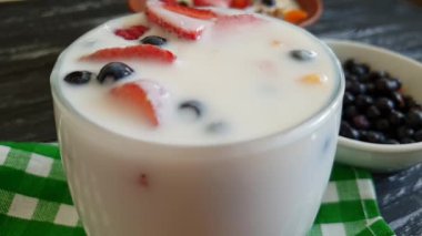 yoğurt ahududu çilek yaban mersini yavaş hareket damla