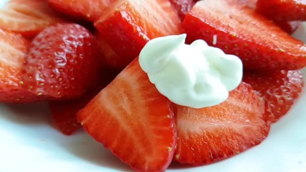 Fragola Fresca Rallentatore Panna Acida Panna Acida Allo Yogurt — Video Stock