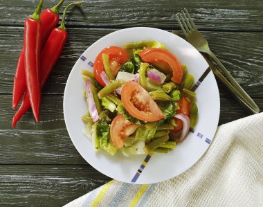 salata yeşil fasulye, domates, bir ahşap arka plan kırmızı biber