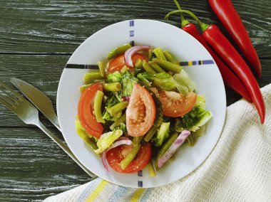 salata yeşil fasulye, domates, bir ahşap arka plan kırmızı biber