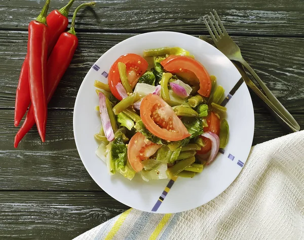 salata yeşil fasulye, domates, bir ahşap arka plan kırmızı biber