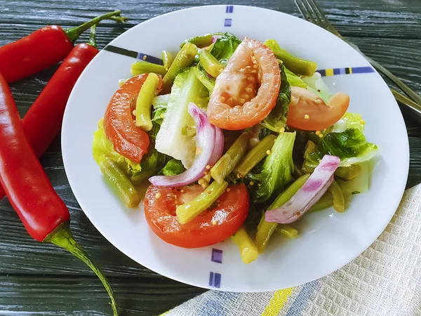 salata yeşil fasulye, domates, bir ahşap arka plan kırmızı biber