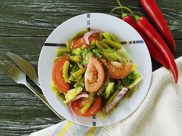 salata yeşil fasulye, domates, bir ahşap arka plan kırmızı biber