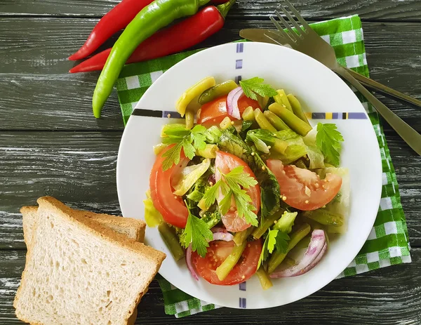 kırmızı biber salatası yeşil fasulye, domates, ahşap zemin, ekmek