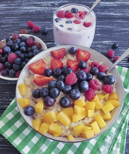 Harina Avena Yogur Arándanos Fresa Frambuesa Sobre Fondo Madera — Foto de Stock