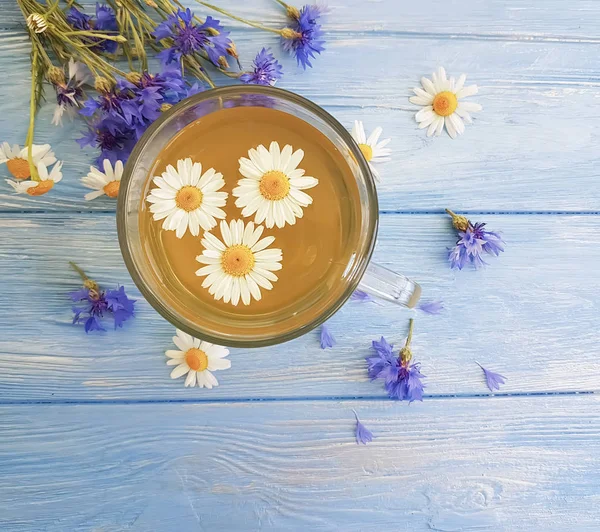 papatya çayı, ahşap bir zemin üzerine Peygamber çiçeği