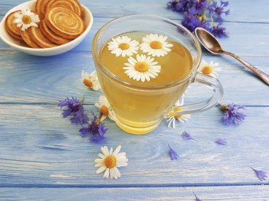 papatya çayı, peygamber çiçeği bir ahşap arka plan üzerinde bisküvi