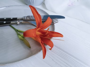 turuncu lily çiçekler tabak çatal bıçak bir ahşap arka plan Tekstil