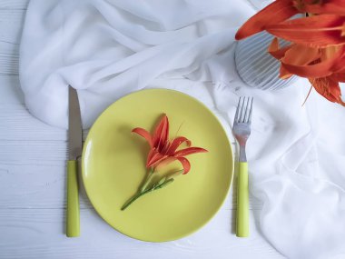 turuncu lily çiçekler tabak çatal bıçak bir ahşap arka plan Tekstil