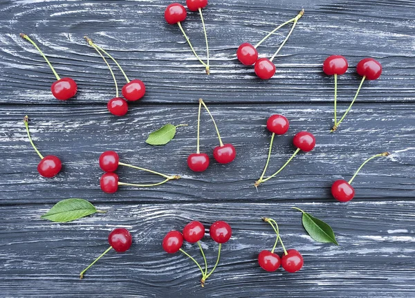 ahşap arka plan üzerinde kiraz desen