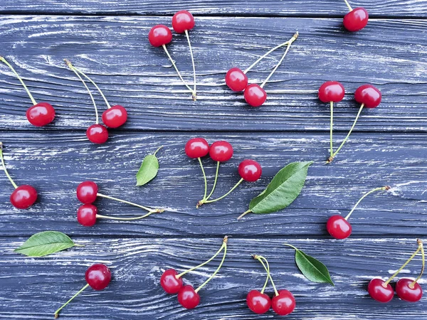 ahşap arka plan üzerinde kiraz desen