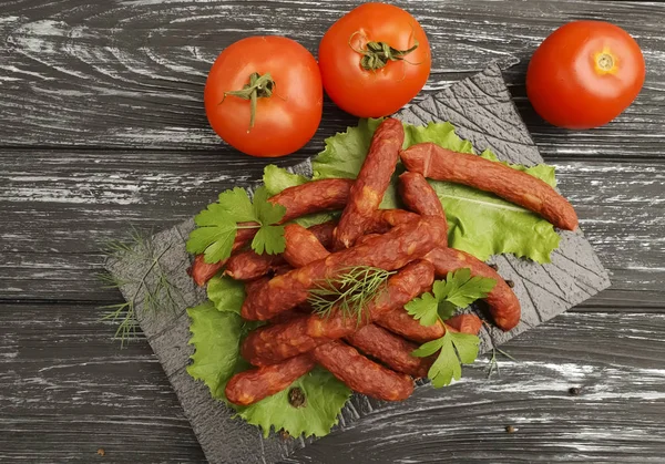 Bratwurst Mit Tomaten Auf Holz — Stockfoto