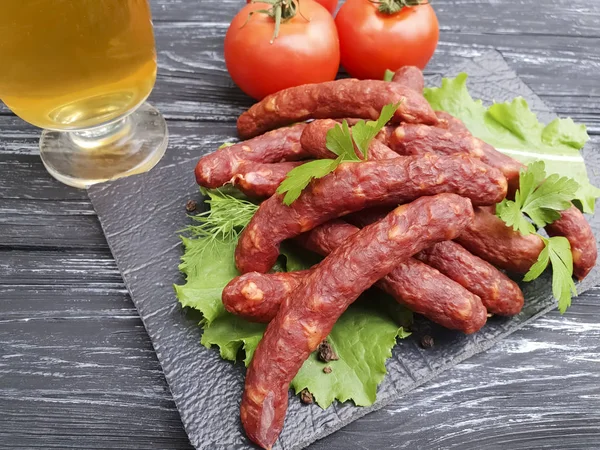 Würstchen Bier Blatt Salat Tomatenbier Auf Einem Hölzernen Hintergrund Ketchup — Stockfoto