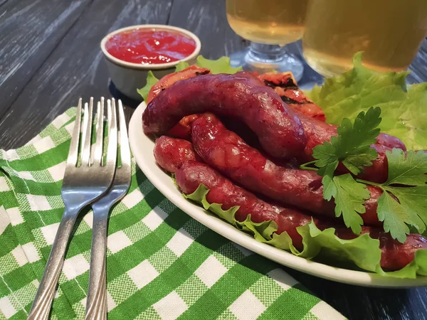 Saucisses Bière Feuille Laitue Tomate Bière Sur Fond Bois Ketchup — Photo
