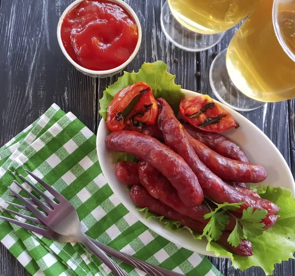 Sausages Beer Leaf Lettuce Tomato Beer Wooden Background Ketchup — Stock Photo, Image