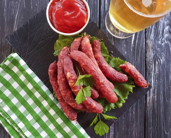 Würstchen Bier Blatt Salat Tomatenbier Auf Einem Hölzernen Hintergrund Ketchup — Stockfoto