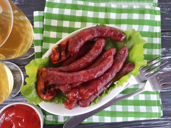 Bratwurst Mit Tomaten Auf Holz — Stockfoto