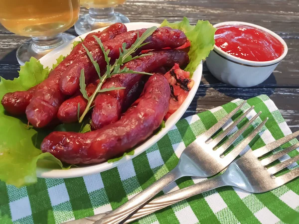 Saucisses Bière Feuille Laitue Tomate Bière Sur Fond Bois Ketchup — Photo