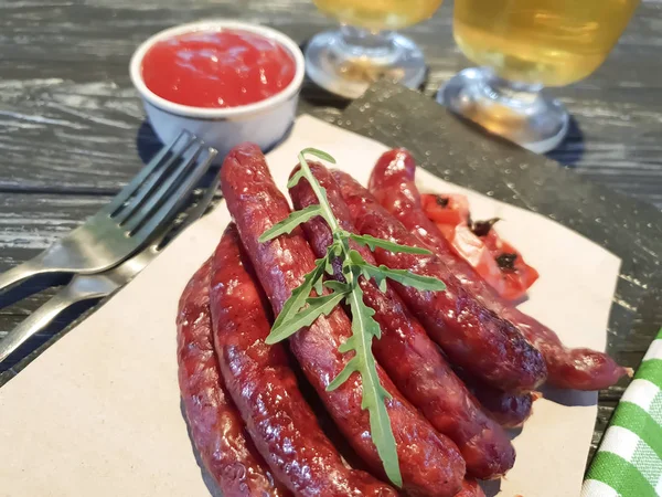 Würstchen Bier Blatt Salat Tomatenbier Auf Einem Hölzernen Hintergrund Ketchup — Stockfoto