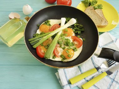 Sahanda yumurta soğan maydanoz, ahşap arka plan üzerinde tava