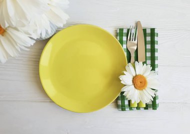 tabak çatal bıçak papatya ahşap üzerinde