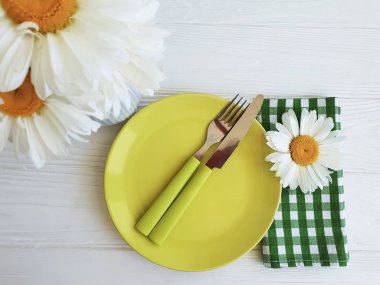 tabak çatal bıçak papatya ahşap üzerinde