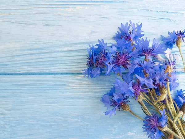 ahşap arka plan üzerinde çiçek vereceğim