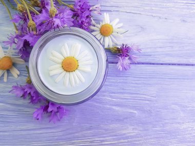 Krem Kozmetik çiçek peygamber çiçeği, papatya ahşap arka plan üzerinde