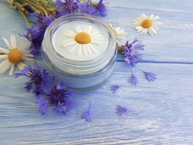 Krem Kozmetik çiçek peygamber çiçeği, papatya ahşap arka plan üzerinde