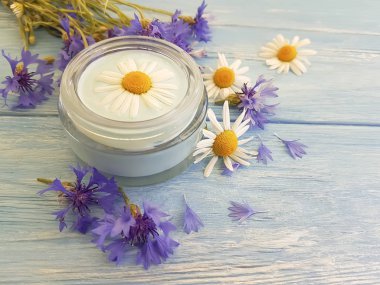 Krem Kozmetik çiçek peygamber çiçeği, papatya ahşap arka plan üzerinde