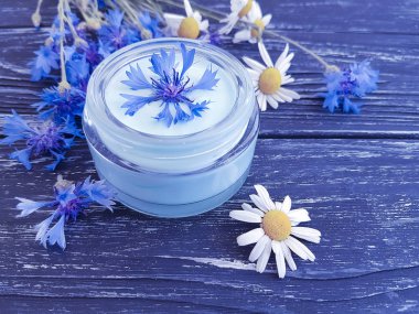 Krem Kozmetik çiçek peygamber çiçeği, papatya koyu ahşap arka plan üzerinde
